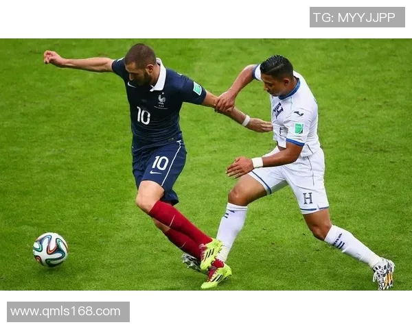 足球明星闪耀全场观众热情高涨尖叫声此起彼伏